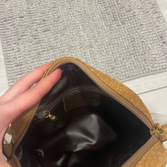 Salvatore Ferragamo Vintage Tan Snake Embossed Leather Round Crossbody Bag Italy - Picture 8 of 15